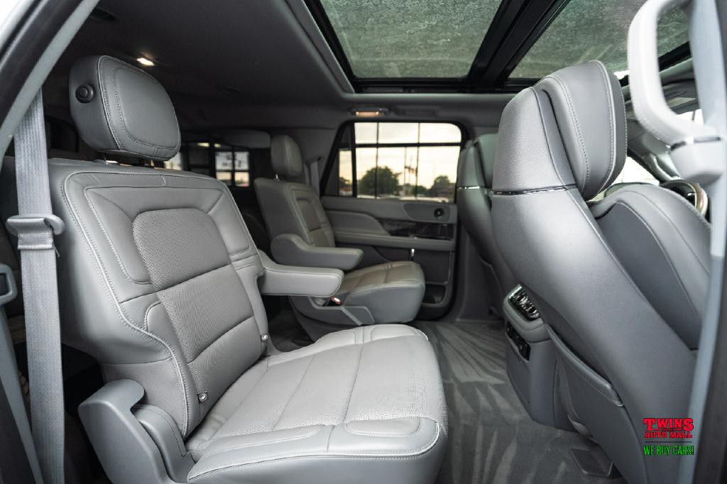 2019 Lincoln Navigator Image 17