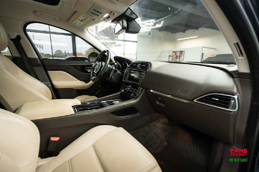 2018 Jaguar F-PACE Image 17