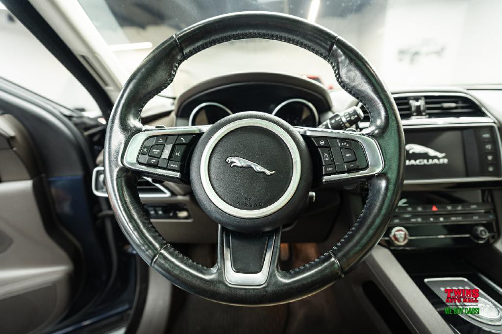 2018 Jaguar F-PACE Image 18