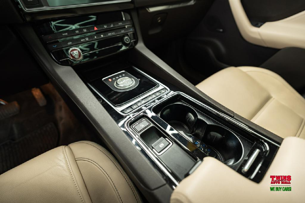 2018 Jaguar F-PACE Image 21