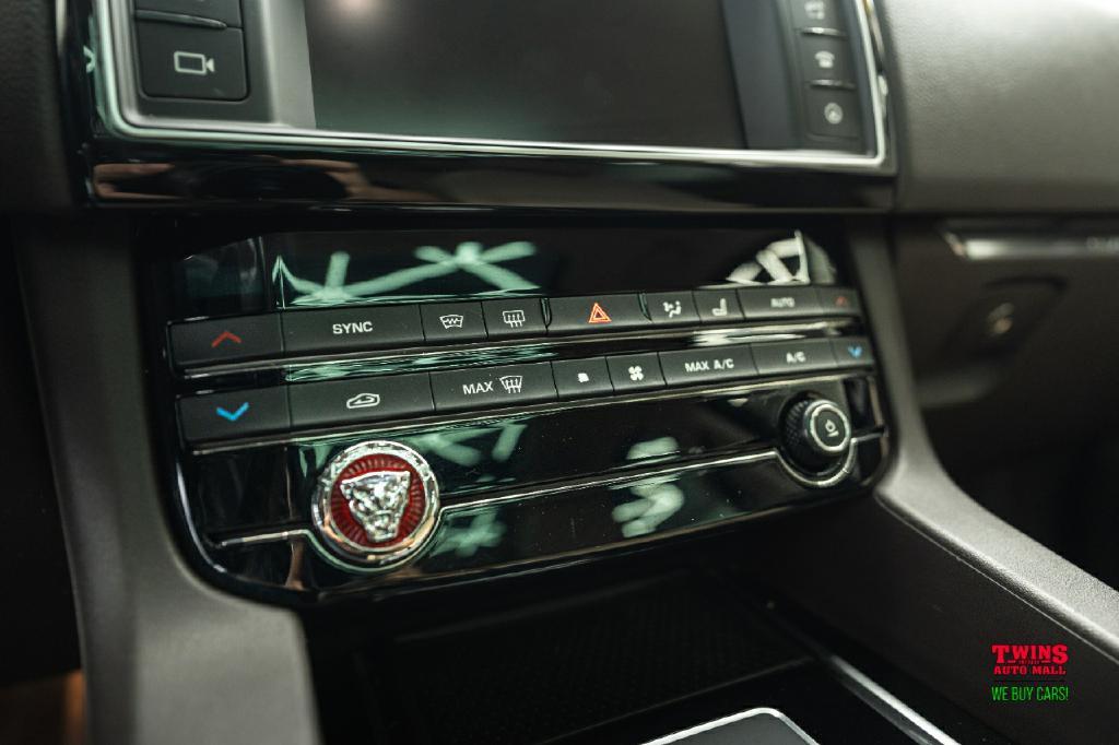 2018 Jaguar F-PACE Image 24