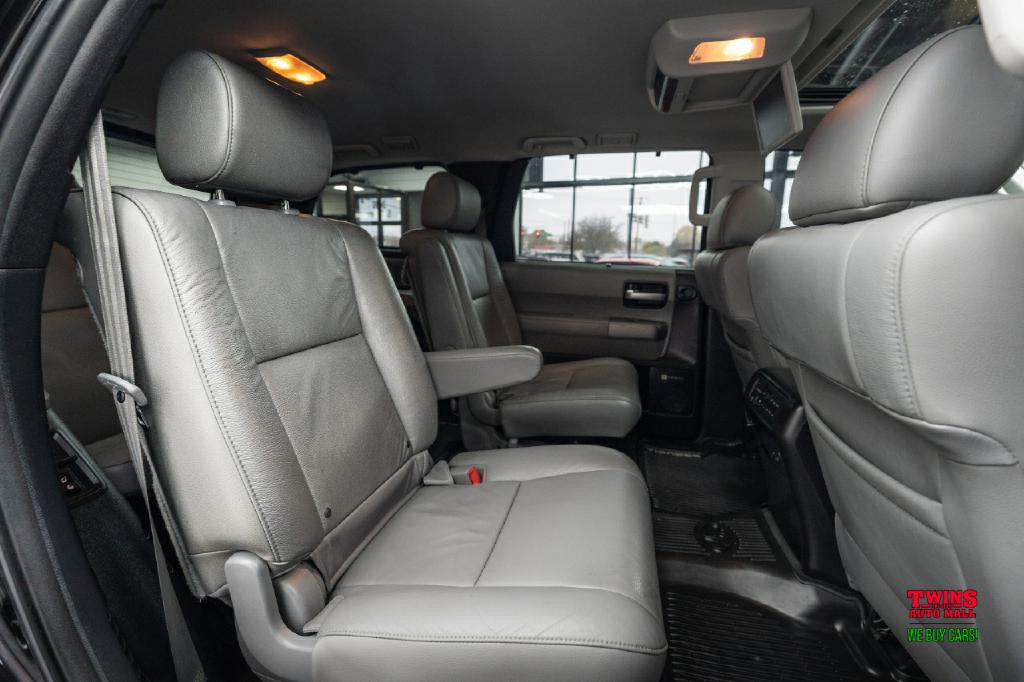 2017 Toyota Sequoia Image 16