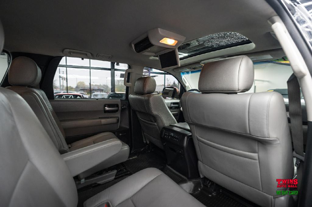 2017 Toyota Sequoia Image 17
