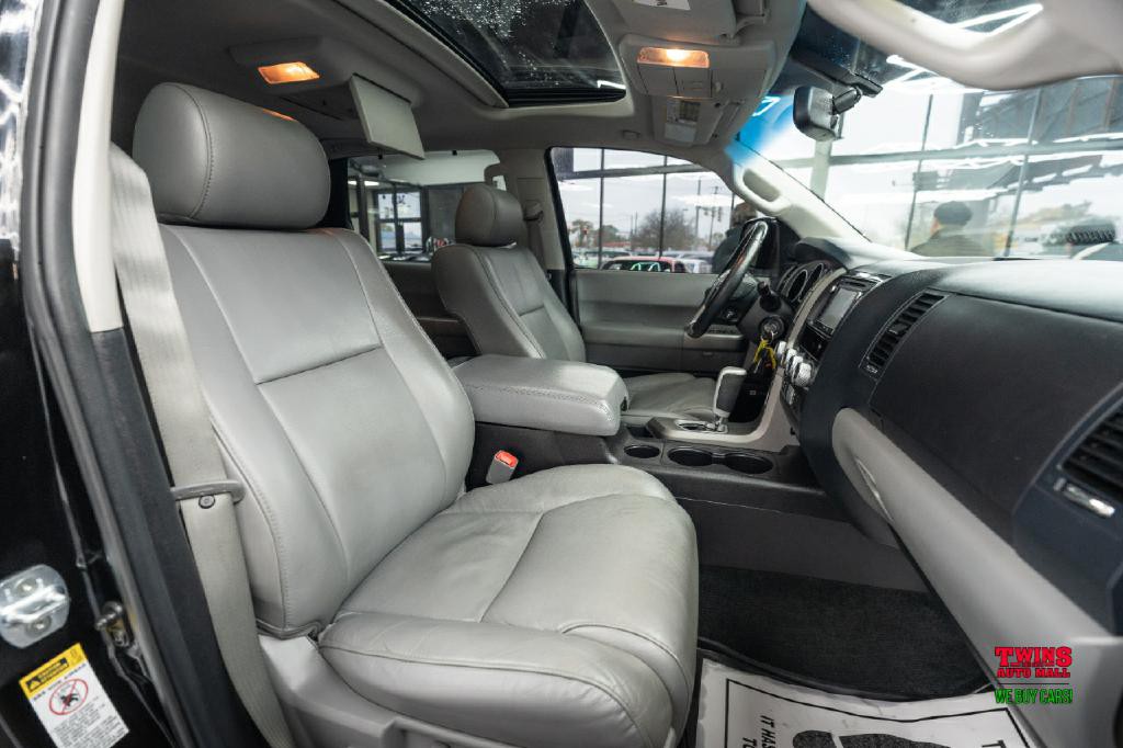 2017 Toyota Sequoia Image 18