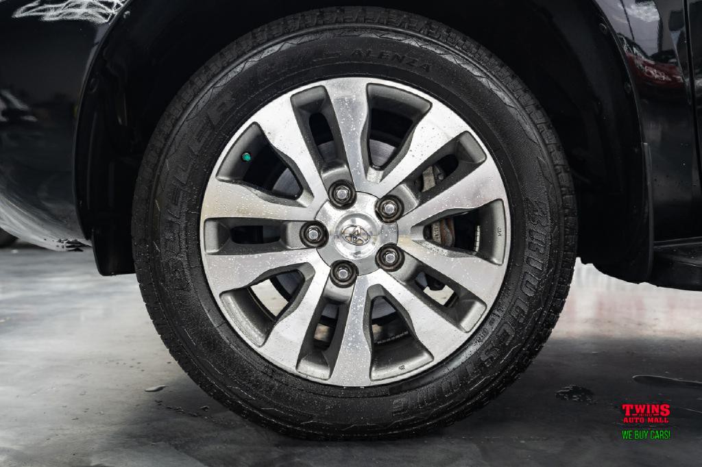 2017 Toyota Sequoia Image 30