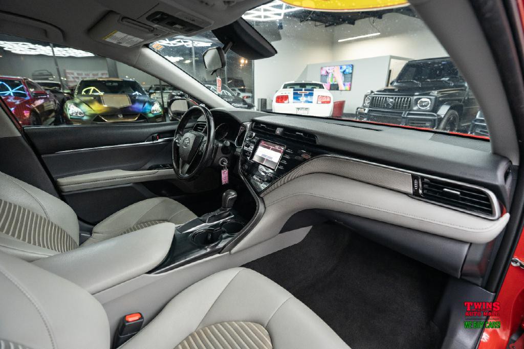 2019 Toyota Camry Image 16