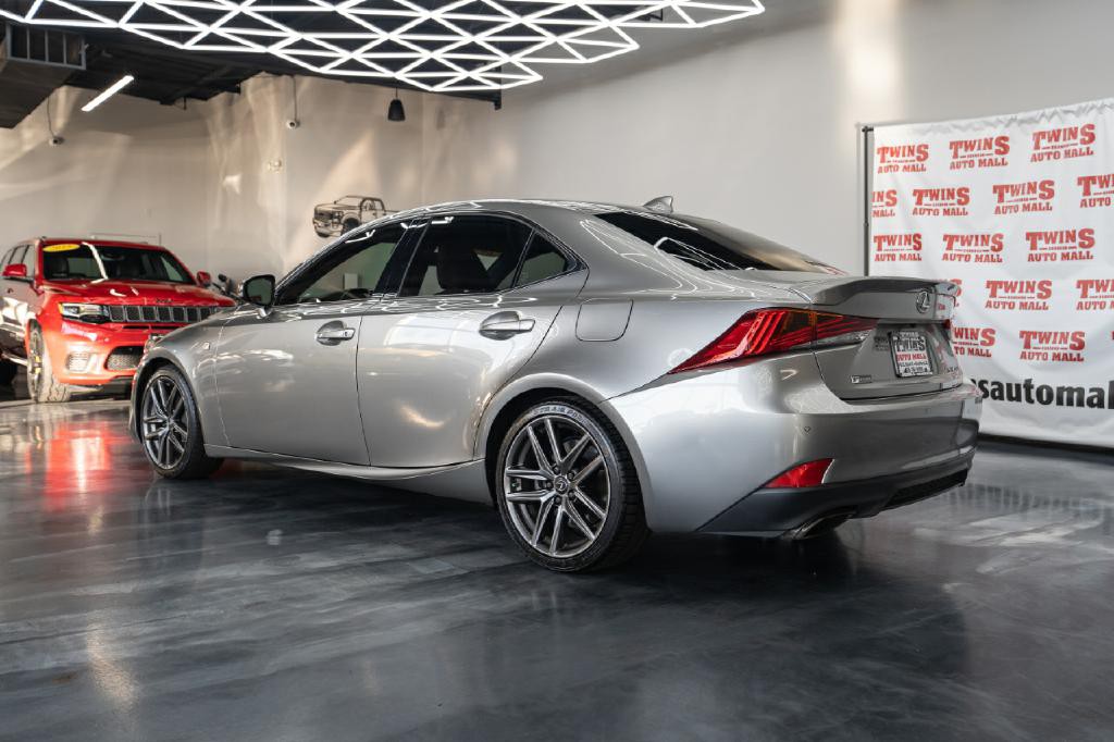 2019 Lexus IS Image 4