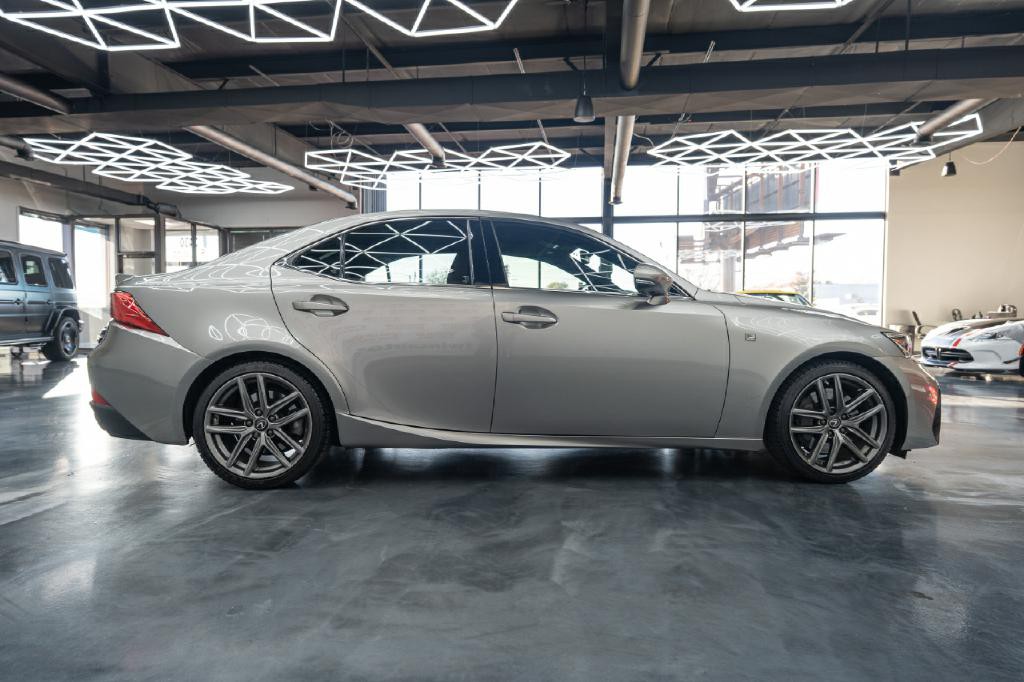 2019 Lexus IS Image 7