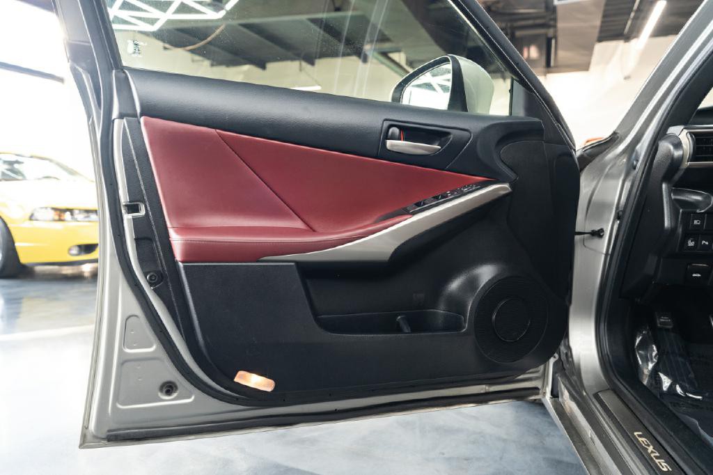 2019 Lexus IS Image 10