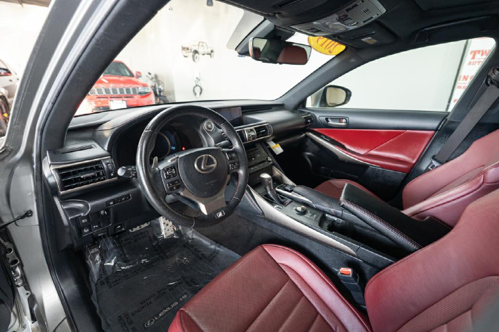 2019 Lexus IS Image 11