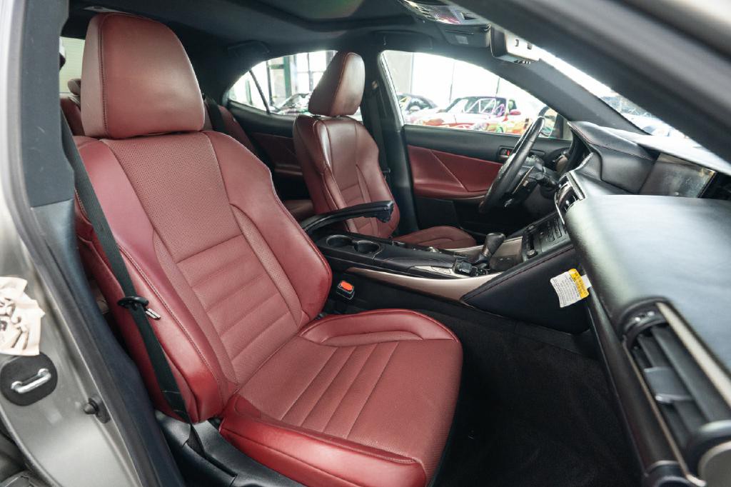 2019 Lexus IS Image 15