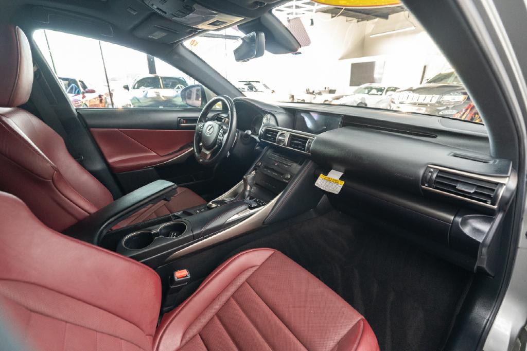 2019 Lexus IS Image 16