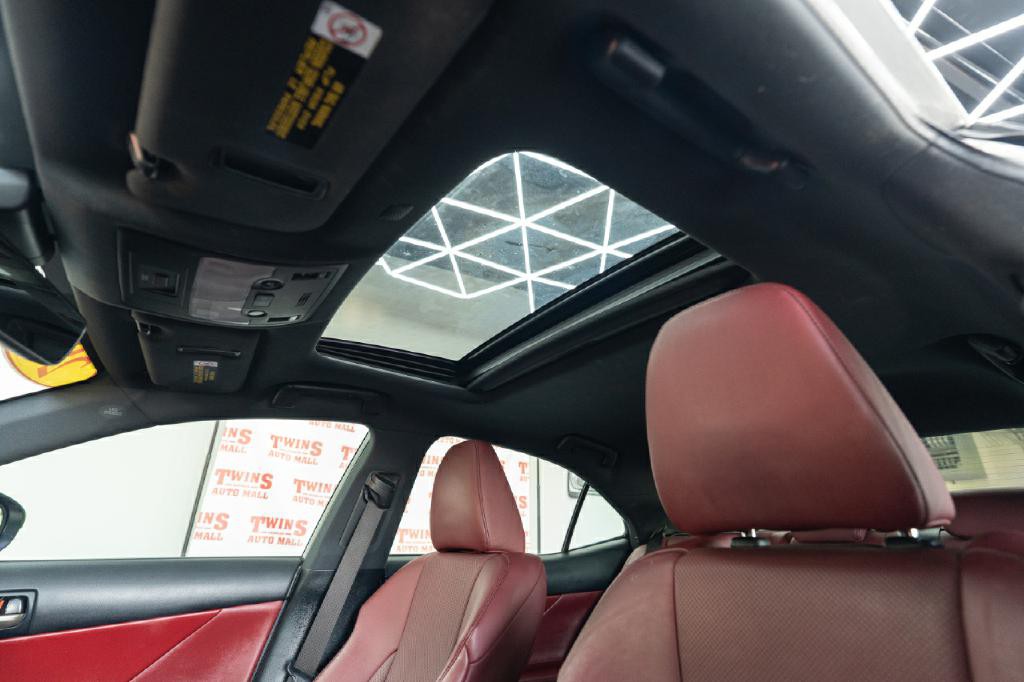 2019 Lexus IS Image 28