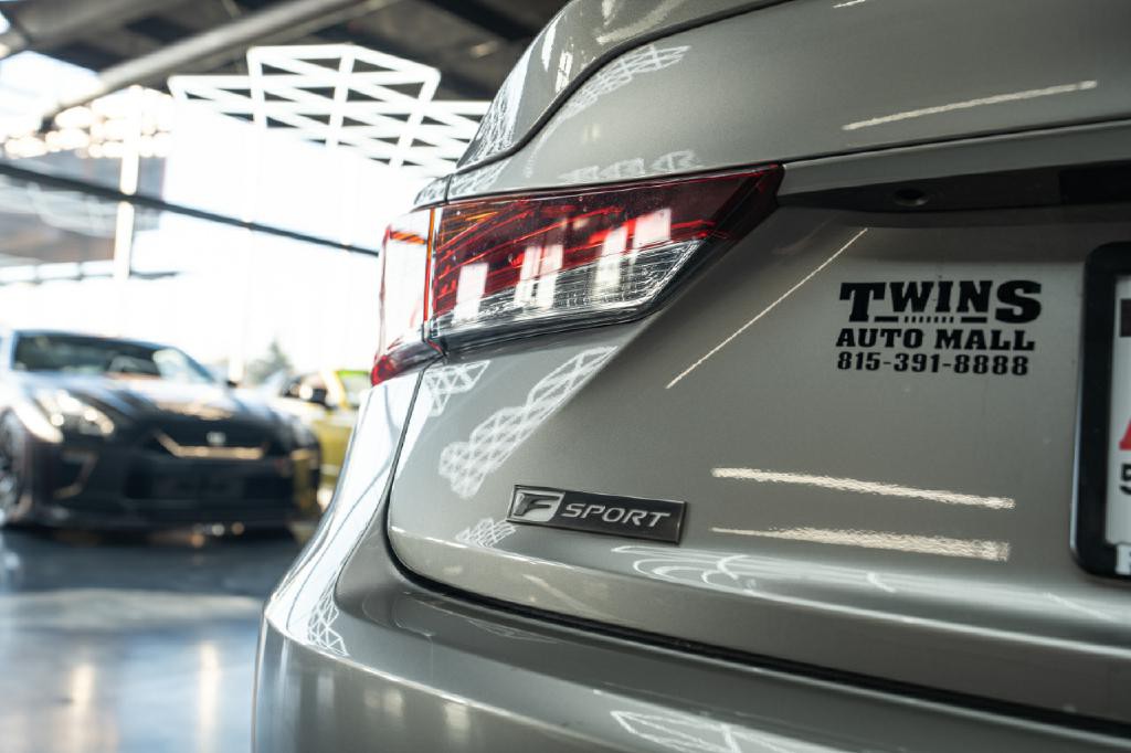 2019 Lexus IS Image 33