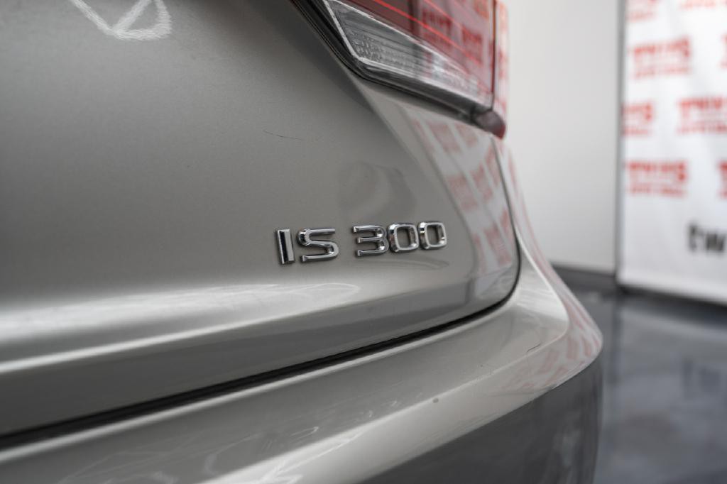 2019 Lexus IS Image 34