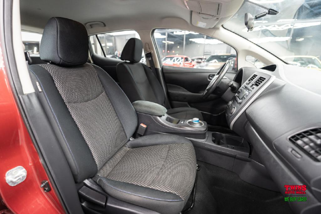 2015 Nissan Leaf Image 16