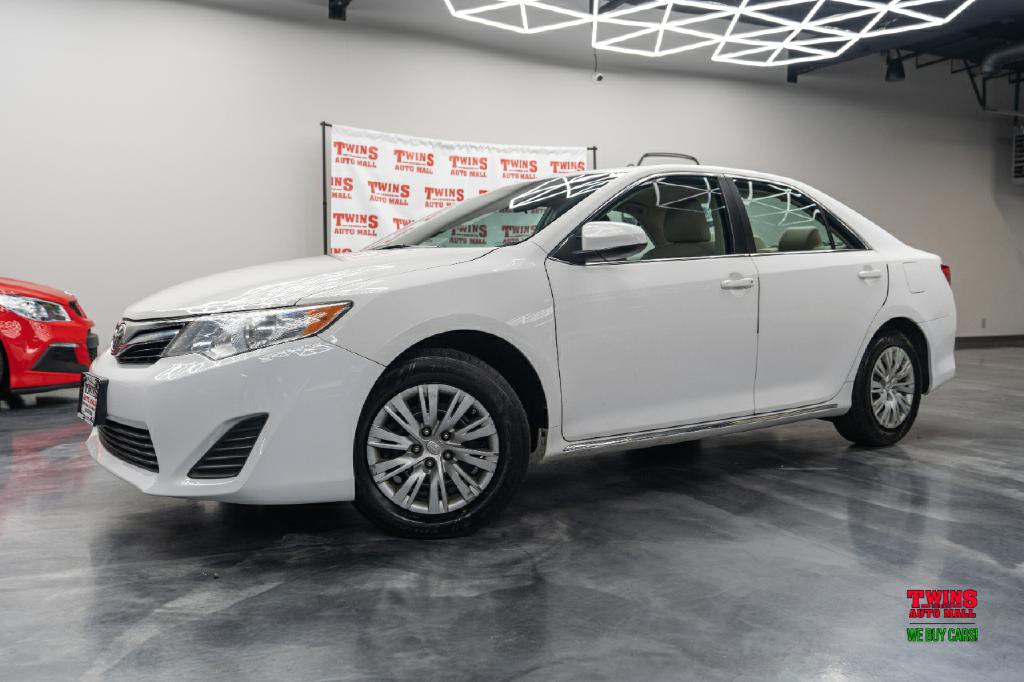 2012 Toyota Camry Image 2