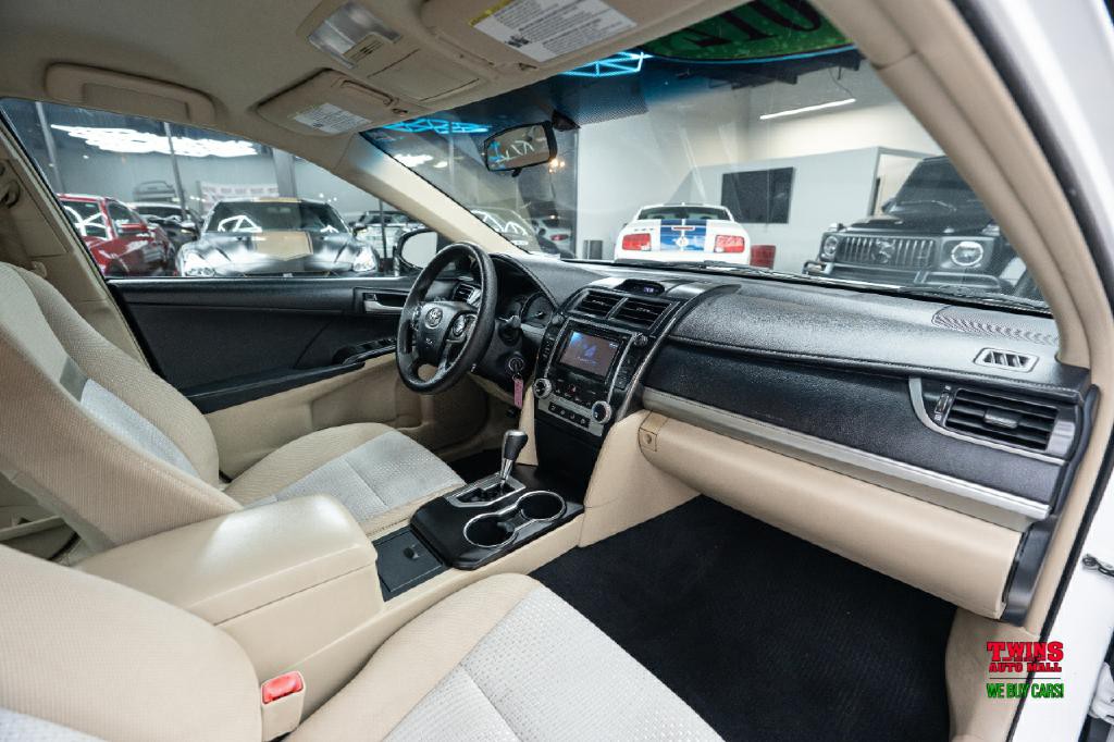 2012 Toyota Camry Image 16