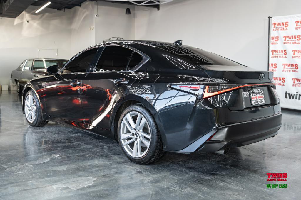 2021 Lexus IS Image 4