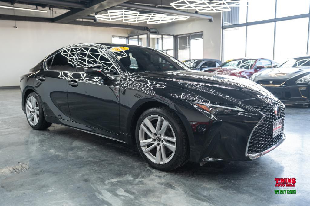2021 Lexus IS Image 8