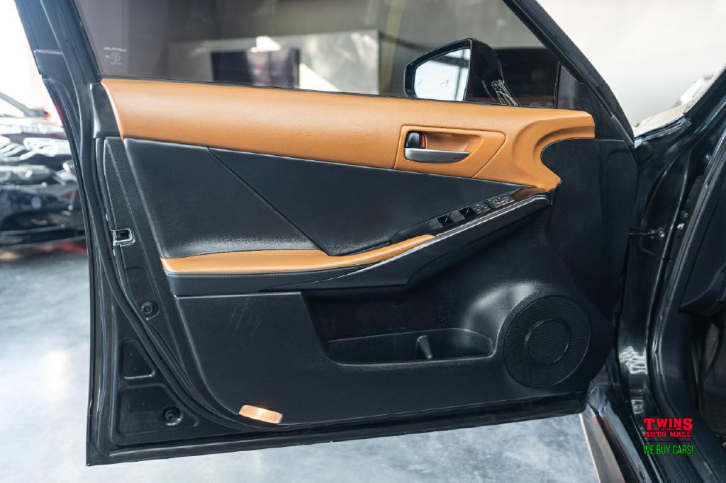 2021 Lexus IS Image 10