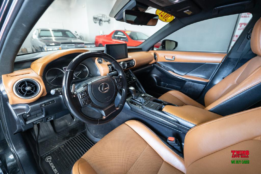 2021 Lexus IS Image 11