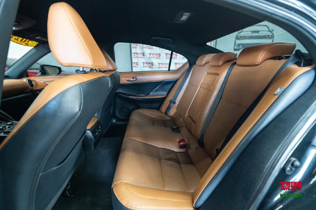 2021 Lexus IS Image 13