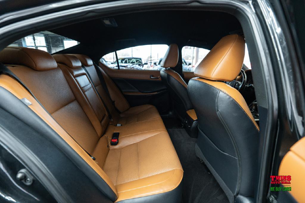 2021 Lexus IS Image 15