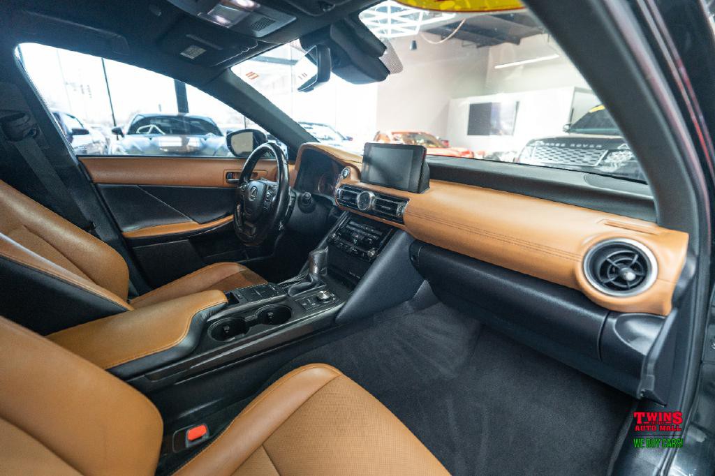 2021 Lexus IS Image 17