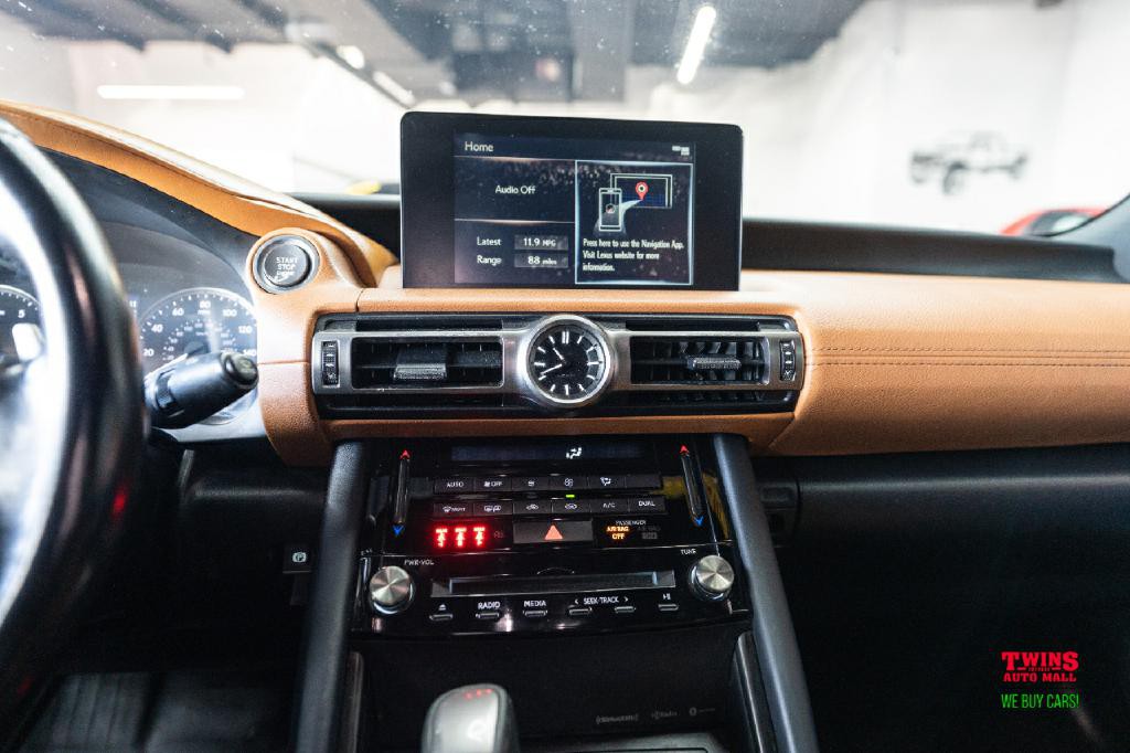 2021 Lexus IS Image 21