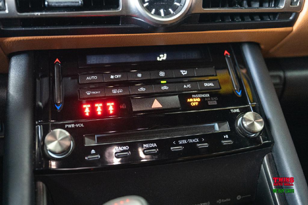 2021 Lexus IS Image 22