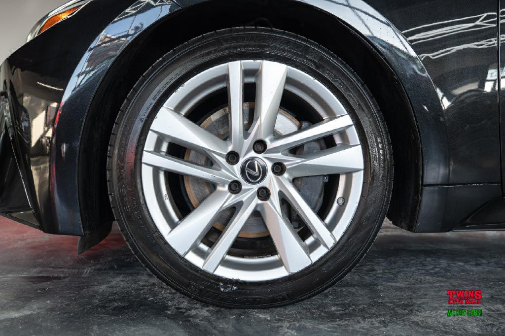 2021 Lexus IS Image 27