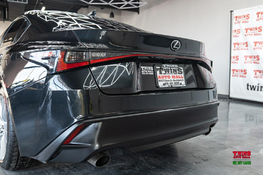 2021 Lexus IS Image 32