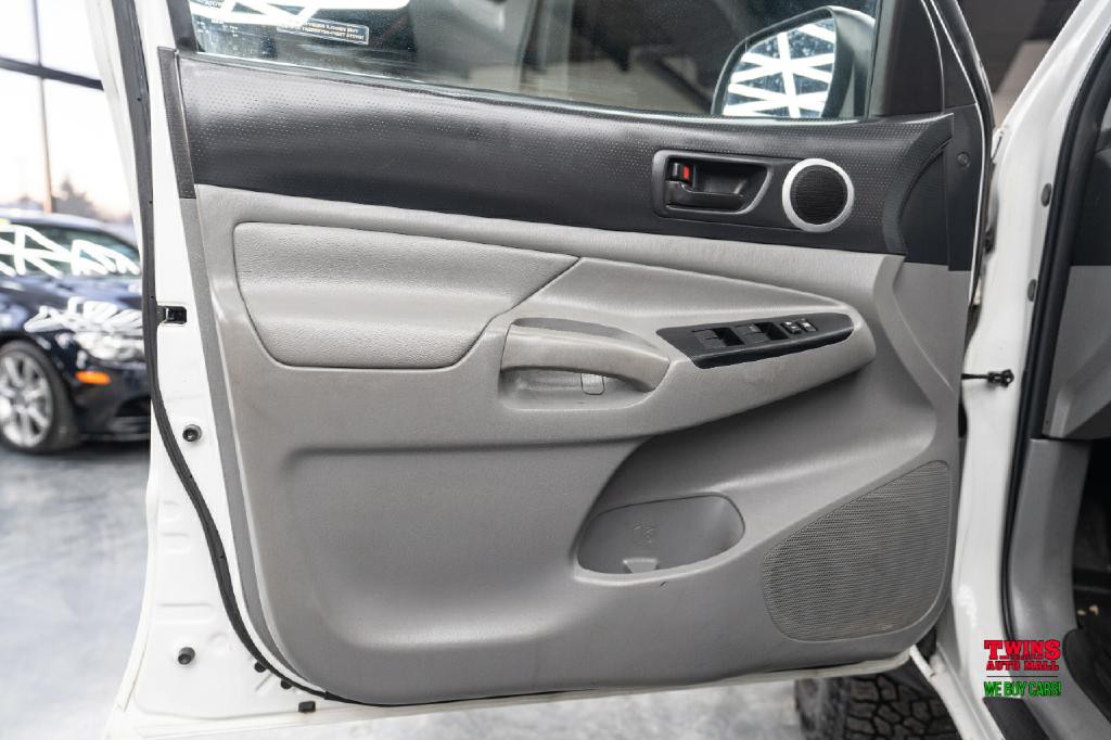 2015 Toyota Tacoma Image 11