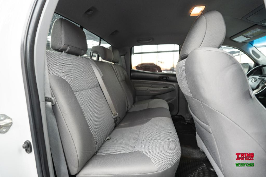 2015 Toyota Tacoma Image 16