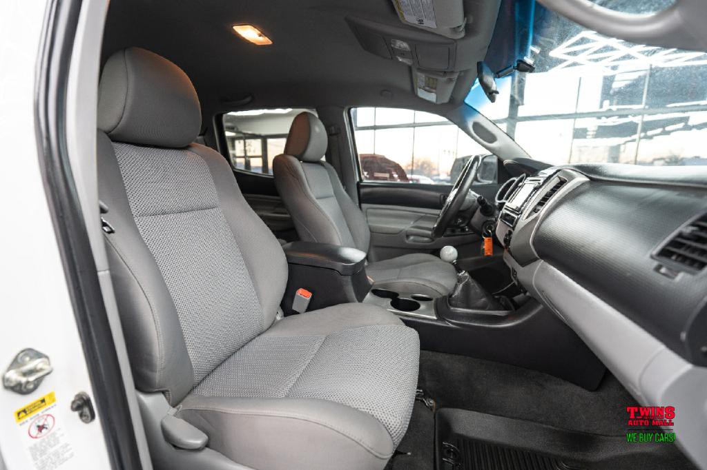 2015 Toyota Tacoma Image 17