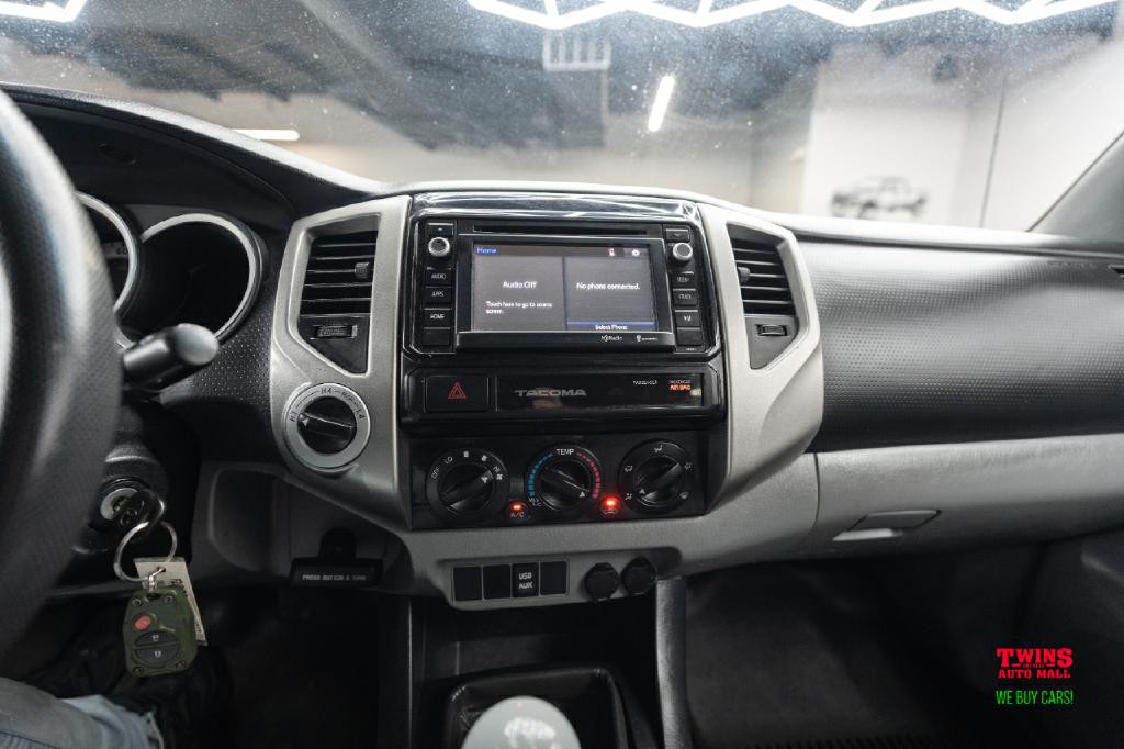 2015 Toyota Tacoma Image 24