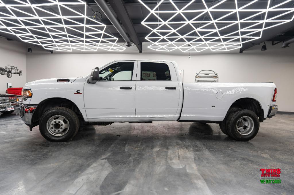 2023 RAM 3500 Image 3