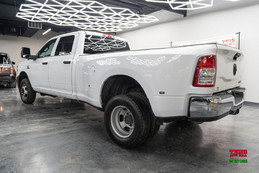 2023 RAM 3500 Image 4