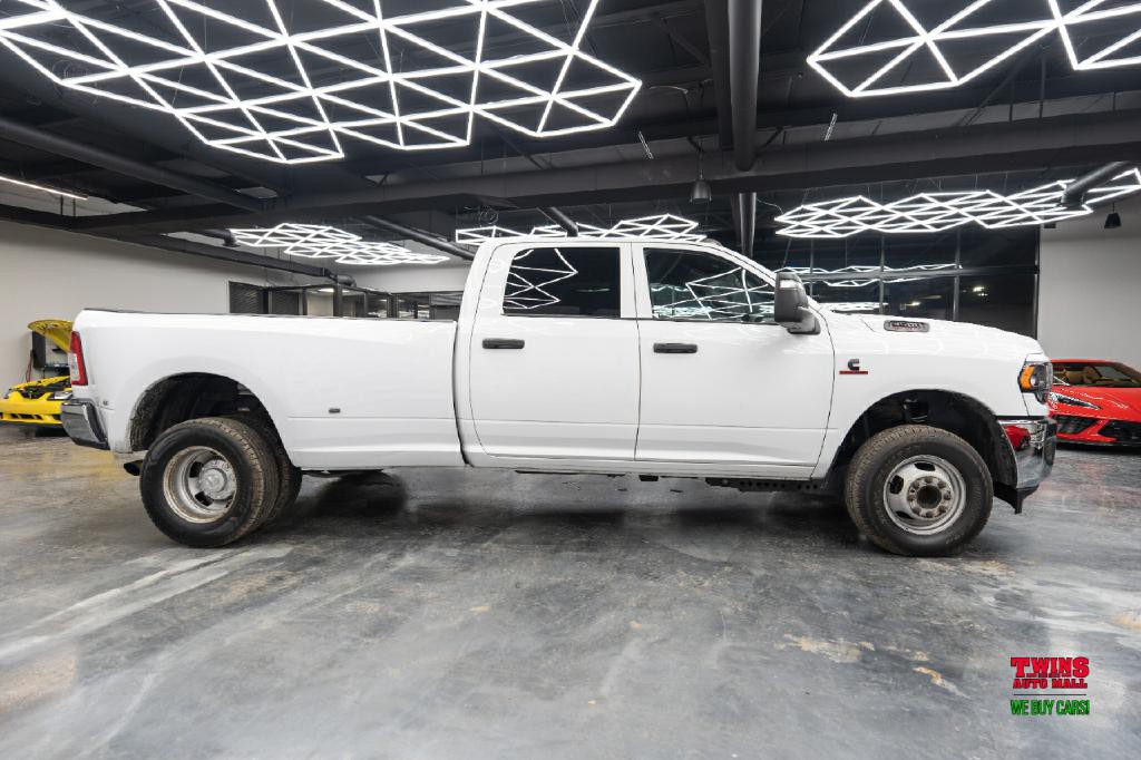 2023 RAM 3500 Image 7