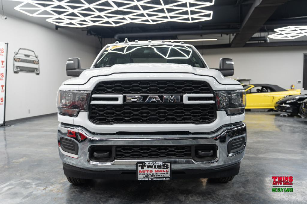 2023 RAM 3500 Image 9