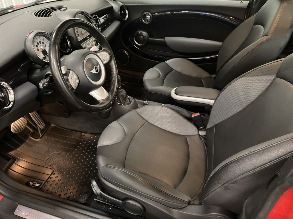 2010 MINI Cooper Image 10