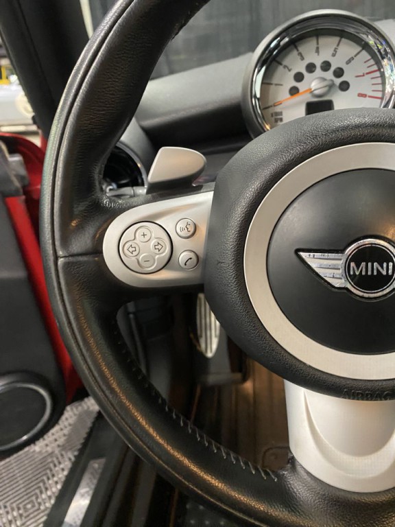 2010 MINI Cooper Image 17