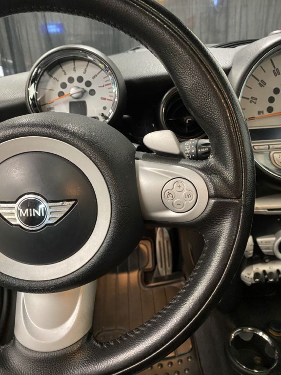 2010 MINI Cooper Image 18