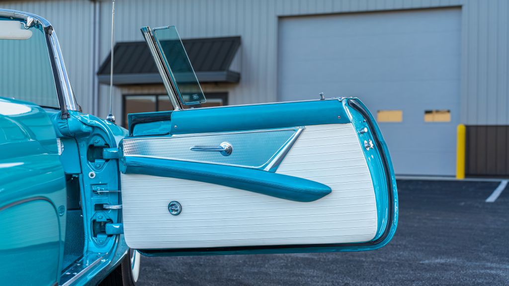 1956 Ford Thunderbird Image 17