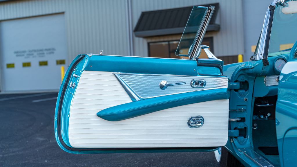 1956 Ford Thunderbird Image 18