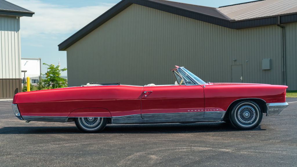 1966 Pontiac Bonneville Image 2