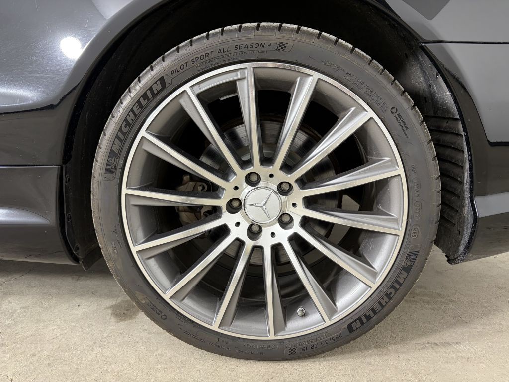 2009 Mercedes-Benz SL-Class Image 13