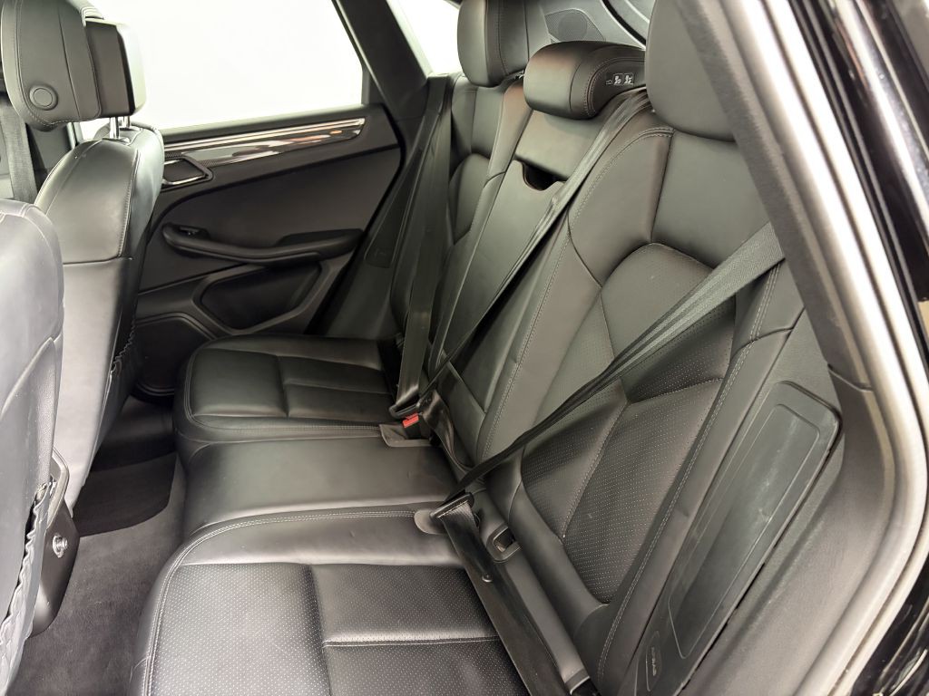2015 Porsche Macan Image 15