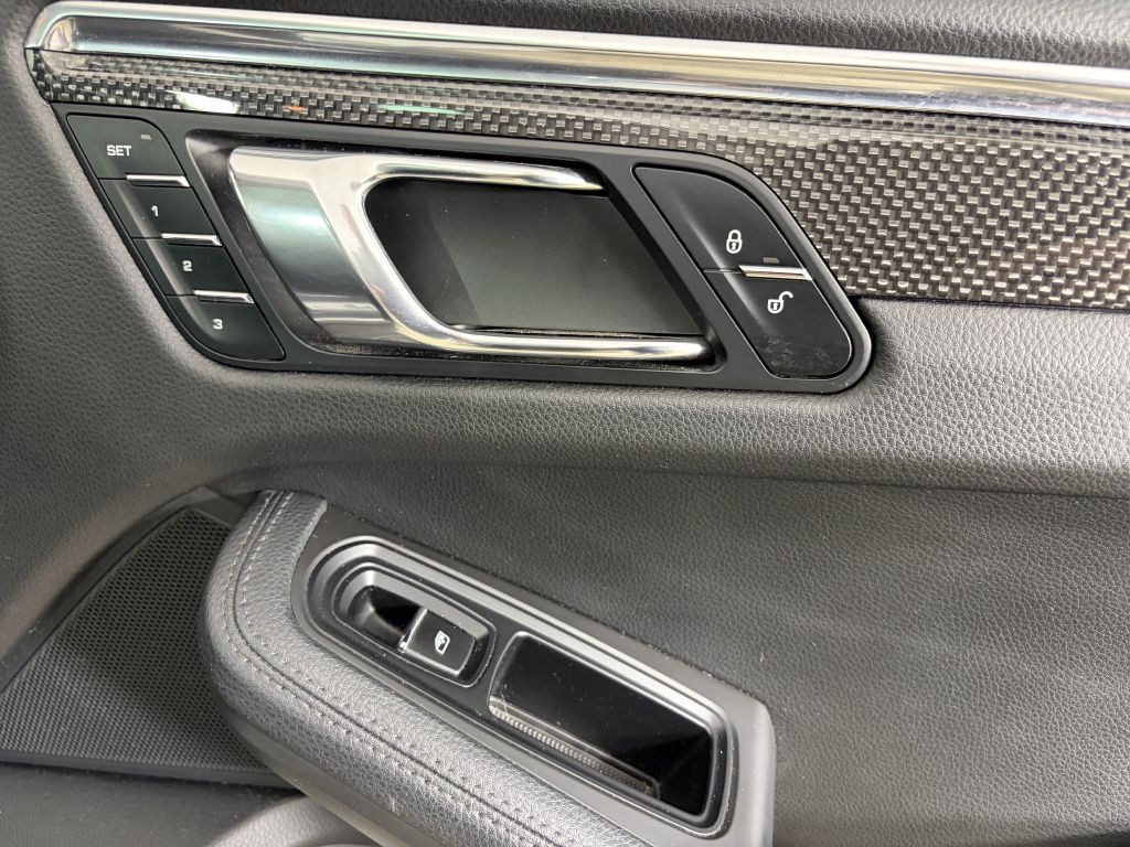 2015 Porsche Macan Image 17